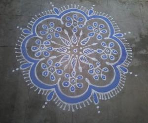 Rangoli: Aadi velli kolam friends Rangoli: Aadi velli kolam friends
